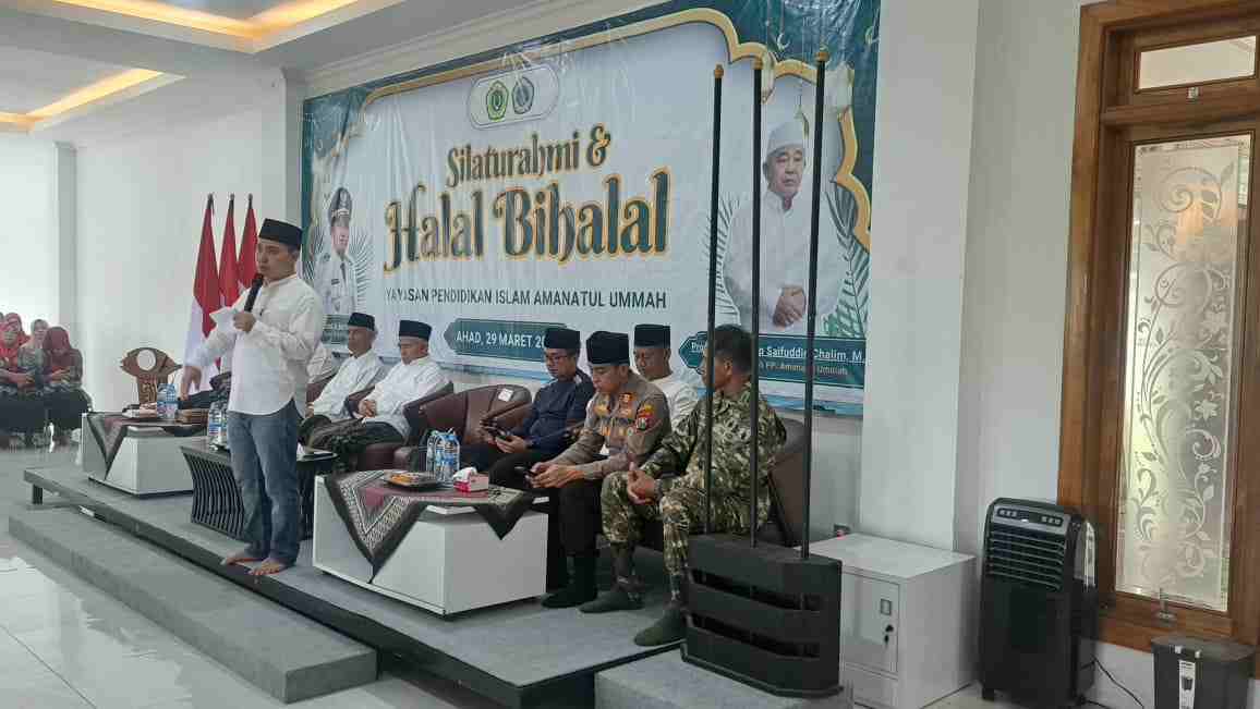 Prof Dr KH Asep Saifuddin Chalim, MA dalam acara Halal Bihalal dengan ratusan guru dan kepala sekolah se-Kecamatan Pacet dan sekitarnya di Gedung Serba Guna Afia Pacet Mojokerto, Minggu (29/3/2022). Foto: MMA/bangsaonline