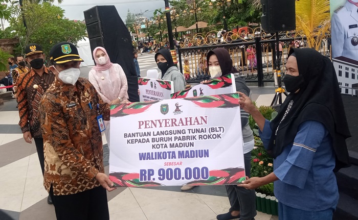 Wali Kota Maidi menyerahkan BLT DBHCHT secara simbolis kepada seorang pekerja pabrik rokok.