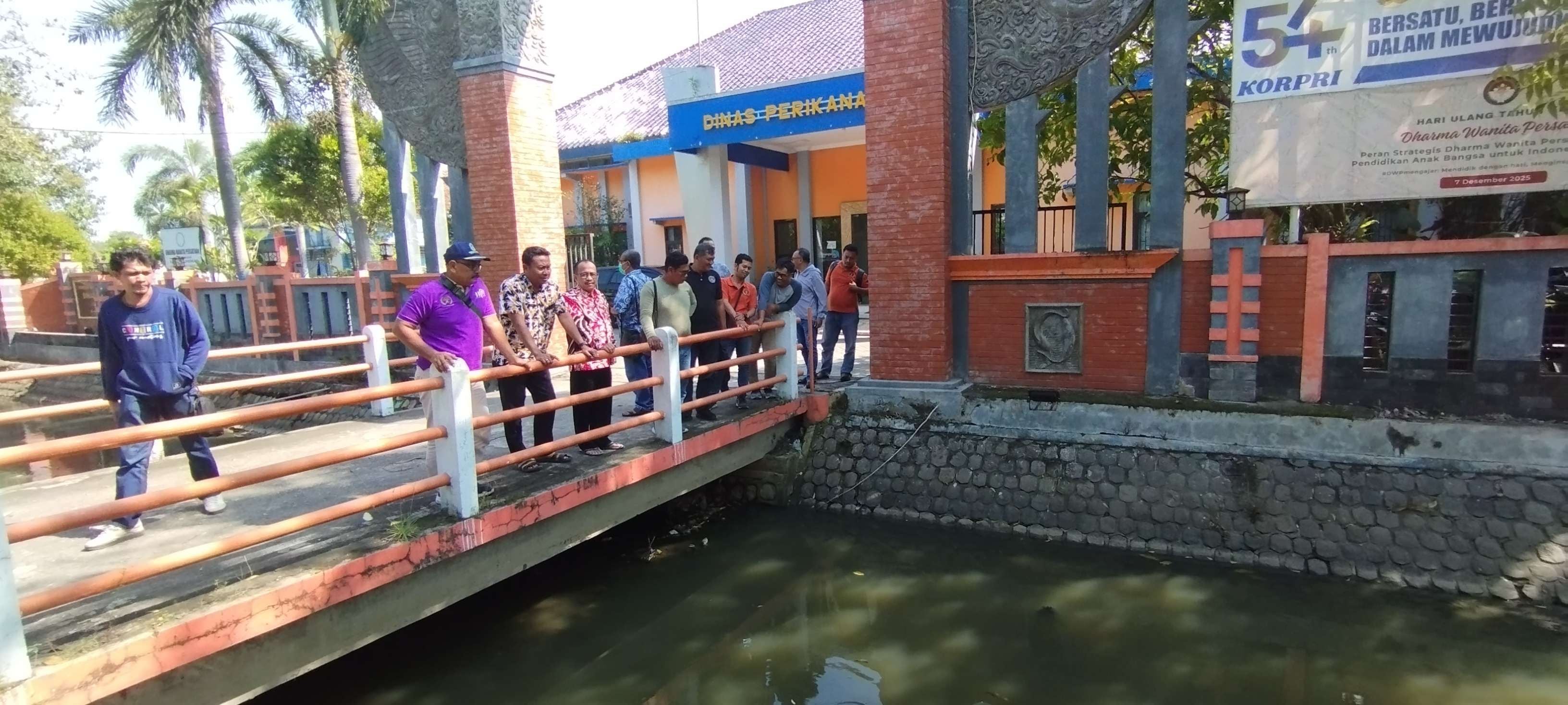 Kali depan kantor Dinas Perikanan Lamogan yang disulap jadi lokasi mancing gratis ramah anak