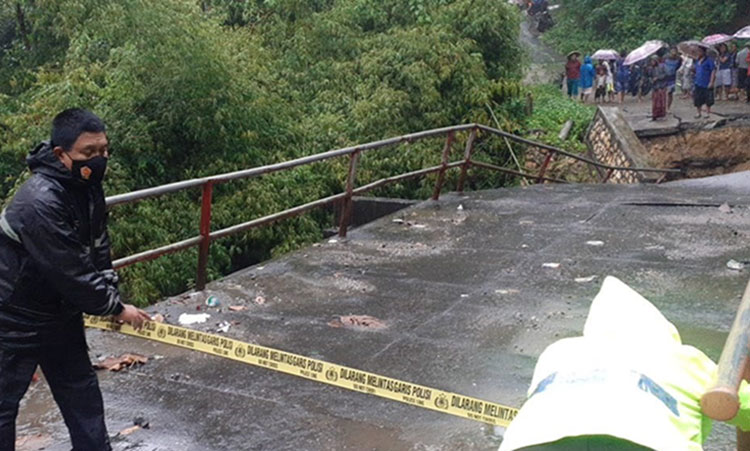 Jembatan Antardesa di Blitar Roboh, Akses Jalan Terputus