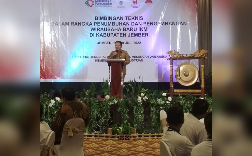 Bupati Jember Hendy Siswanto saat memberikan sambutan dalam acara bimtek wirausahawan baru yang digelar Kemenperin RI.