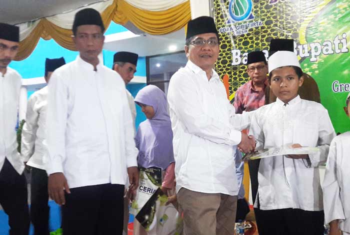 Mantan Dirut PDAM Muhammad, SE dalam acara buka bersama dengan Ketua PKB Gresik Moh. Qosim, beberapa waktu lalu.