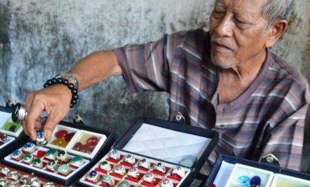 Penjual batu akik di pasar batanghari. (foto: solopos)