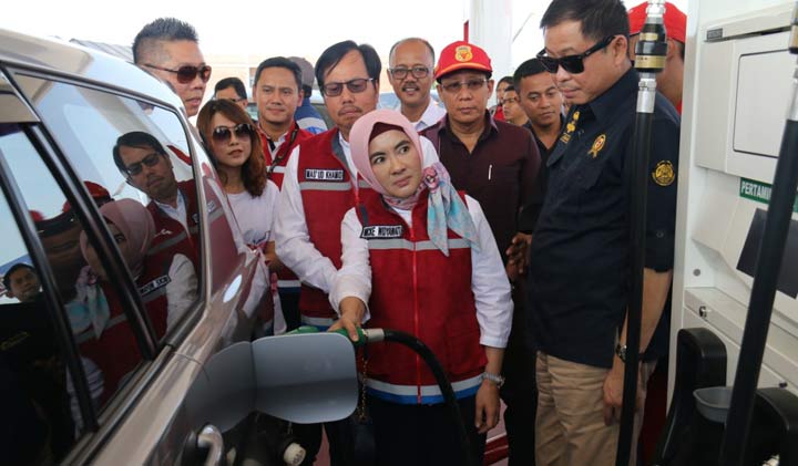 Menteri Energi dan Sumber Daya Mineral Ignasius Jonan bersama Direktur Utama Pertamina Nicke Widyawati (tengah mengisi bensin) dan Direktur Pemasaran Retail Pertamina Mas’ud Khamid, saat mengunjungi SPBU.