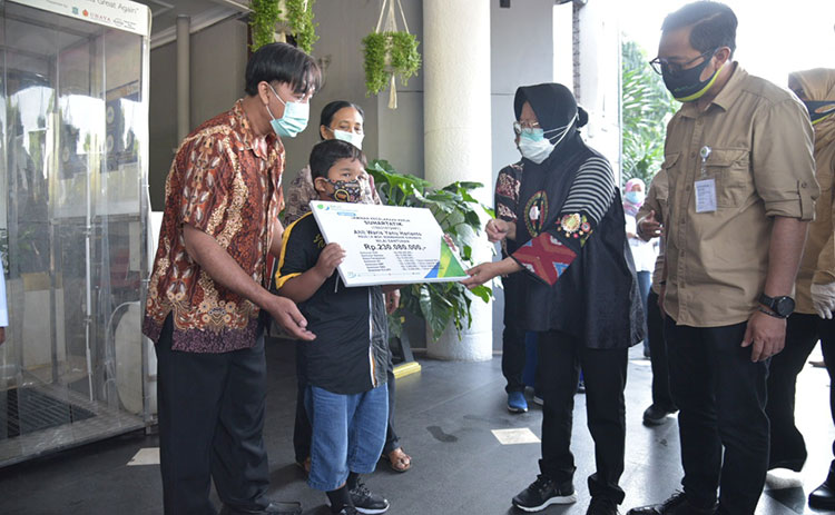 Salurkan Bantuan dari BP Jamsostek, Risma Santuni dan Serahkan Beasiswa ke Ahli Waris