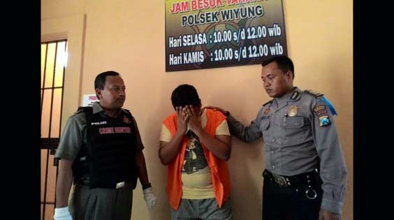 Tersangka Eko yang dipamerkan petugas Reskrim Polsek Wiyung Surabaya.