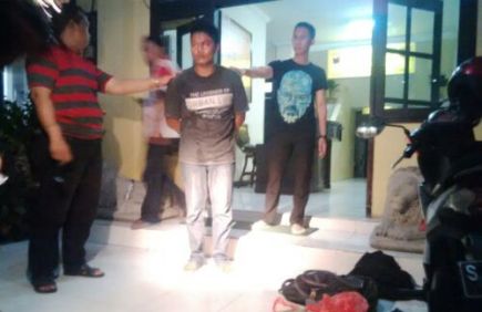 PERAMPAS - Tersangka Udin diamankan di Satreskrim Polres Mojokerto Kabupaten. (gunadhi/BANGSAONLINE)