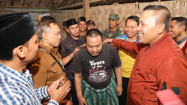 Bupati Sampang Slamet Junaidi saat melepas Zaini dari pemasungan, beberapa waktu lalu. Foto: Prokopim Pemkab