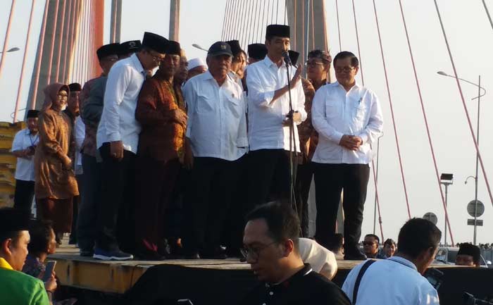 Presiden Joko Widodo saat menyampaikan sambutan dalam peresmian penghapusan tarif tol jembatan Suramadu. foto: FAUZI/ BANGSAONLINE