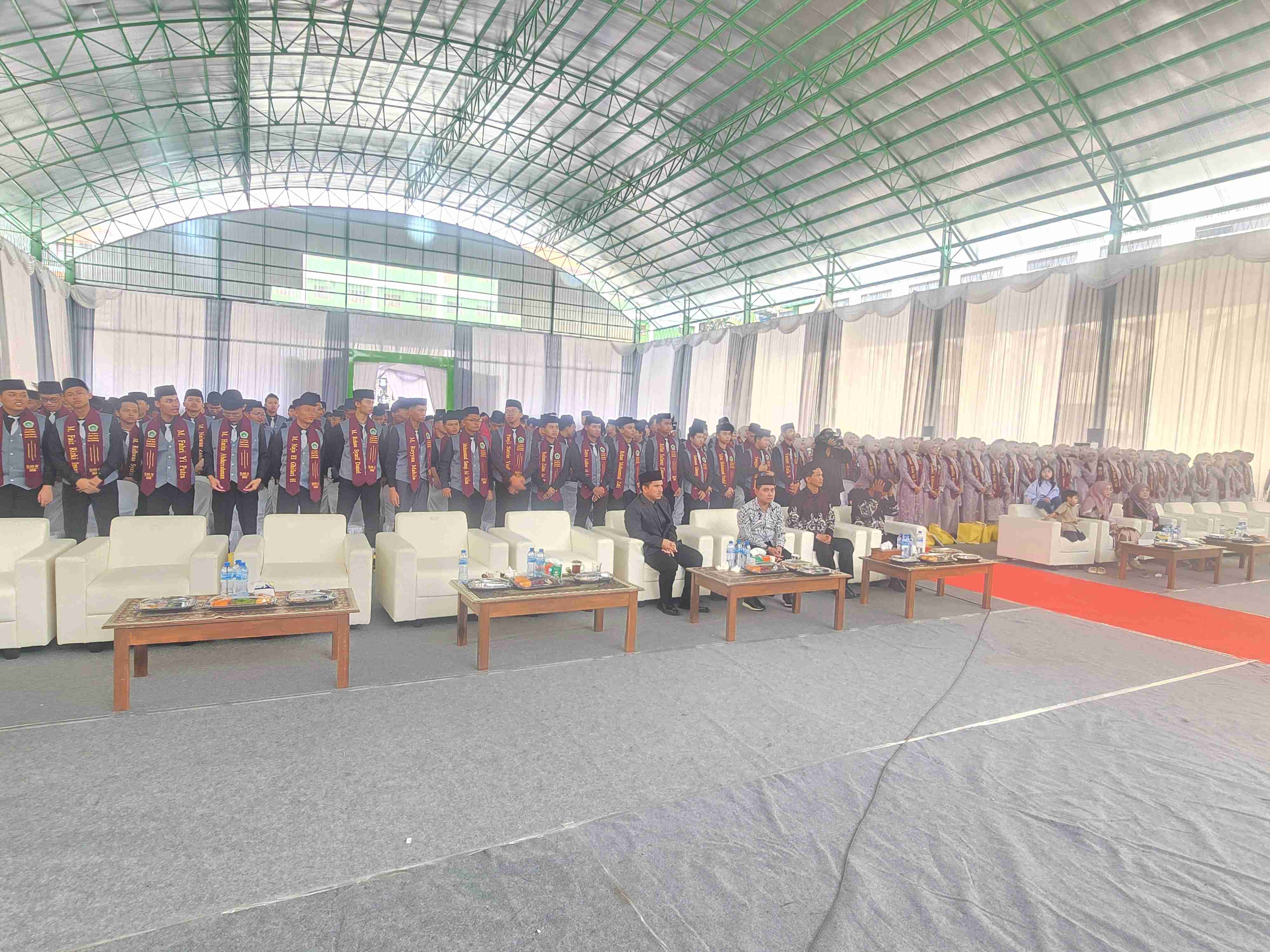 Para santri Madrasah Bertaraf Internasional (MBI) Pondok Pesantren Amanatul Ummah yang diwisuda dalam acara Haflah Akhirussanah ke-18 di Student Centre Pondok Pesantren Amanatul Ummah Pacet Mojokerto Jawa Timur, Sabtu (13/6/2026). Foto: M Mas