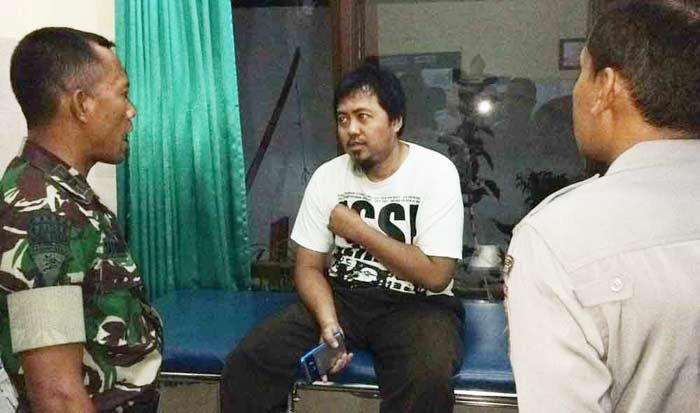 Oryza Ardianyah Wirawan saat membeberkan kronologi kejadian kepada petugas serta sejumlah awak media.