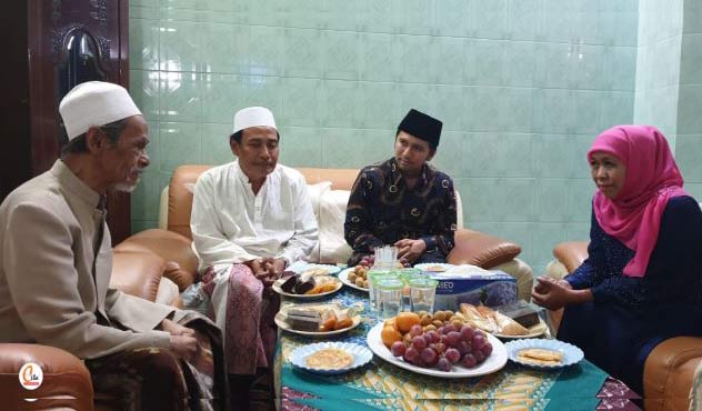 Gubernur Jawa Timur Khofifah Indar Parawansa dan KH Nawawi Abdul Jalil, pengasuh Pondok Pesantren Sidogiri Pasuruan. foto: ist