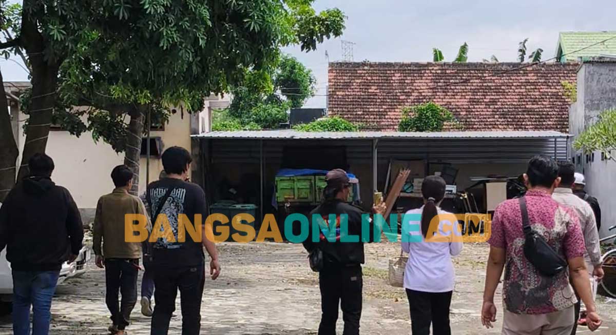Sejumlah warga bersama Pengurus Grib Jaya Kabupaten Kediri saat mendatangi tempat penampungan limbah RS Aura Syifa. Foto: MUJI HARJITA/BANGSAONLINE