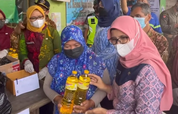 Masyarakat saat menerima minyak goreng dalam operasi pasar yang digelar Pemkab Blitar.