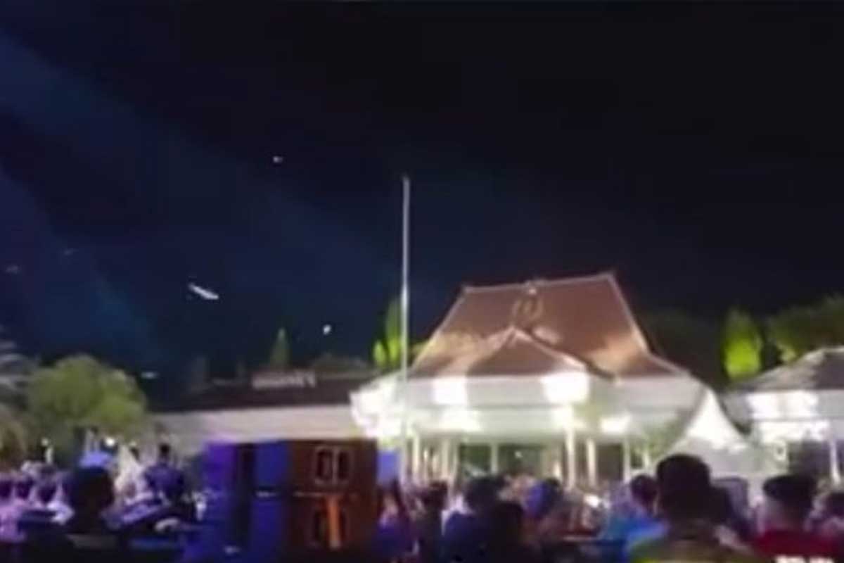 Tangkapan layar aksi saling lempar botol plastik saat KPU Lamongan menggelar sosialisasi Pilkada 2024, di Alun-alun Lamongan, Selasa (11/6/2024)