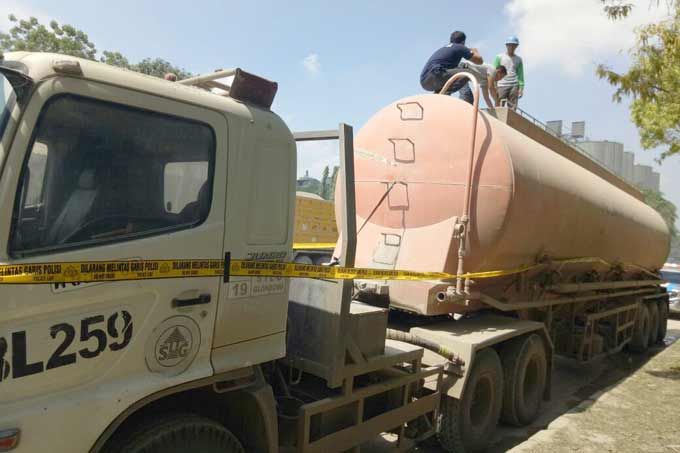 Truk tangki yang dikendarai korban dipasang police line. foto: GUNAWAN/ BANGSAONLINE