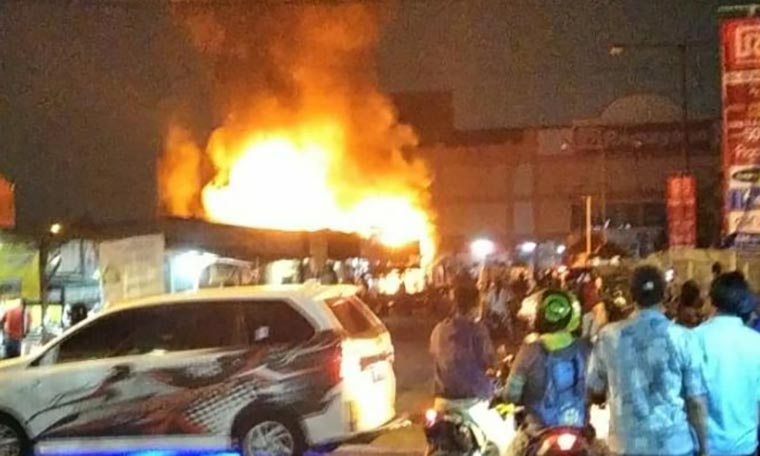 Kobaran api melalap 6 unit kios di dekat Ramayana Swalayan Sidoarjo, Selasa (9/3/2021) malam. foto: ist