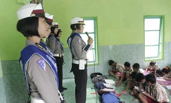 Kegiatan ‘Police Goes To School’ di SDN Grudo 2 Ngawi. foto: zainal abidin/BANGSAONLINE