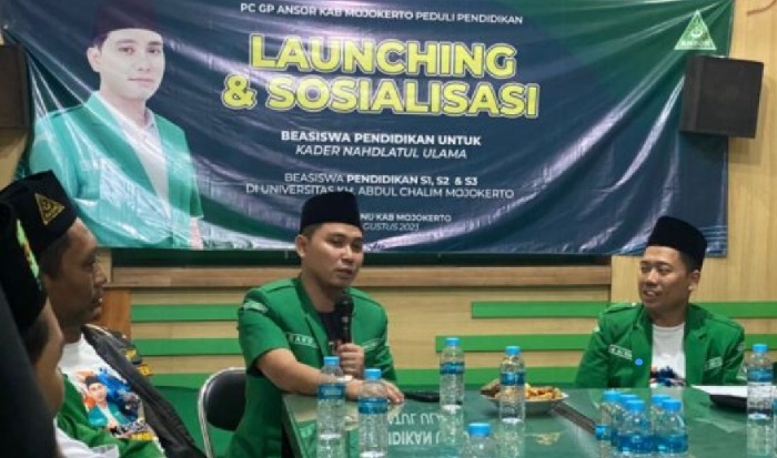 
Gus Barra Ketua GP Ansor Kab Mojokerto beserta jajaran sedang rapat tentang peluncuruan beasiswa.