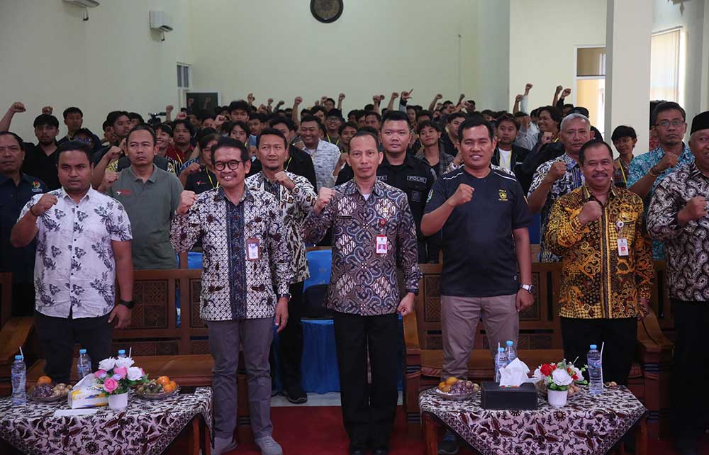 Foto bersama jajaran PWI Tuban, Satpol PP, perwakilan Kantor Bea Cukai Bojonegoro, serta para peserta Turnamen E-Sport Piala PWI.