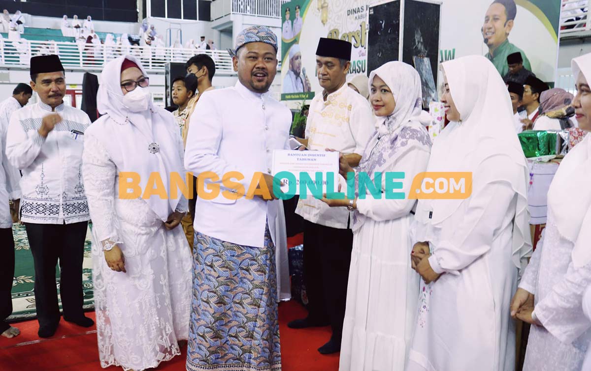Bupati dan Wabup Gresik Sholawatan dengan Ribuan Guru