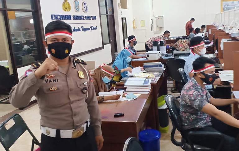 Ipda Vany Badra Sadewa, Kanit Regident Satlantas Polres Pasuruan, bersama para petugas Samsat Bangil mengenakan ikat kepala merah putih.