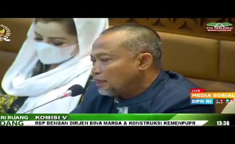 Anggota Komisi V DPR RI Dapil Madura, H. Syafiuddin saat rapat dengar pendapat dengan Kementerian PUPR, kemarin (27/1).