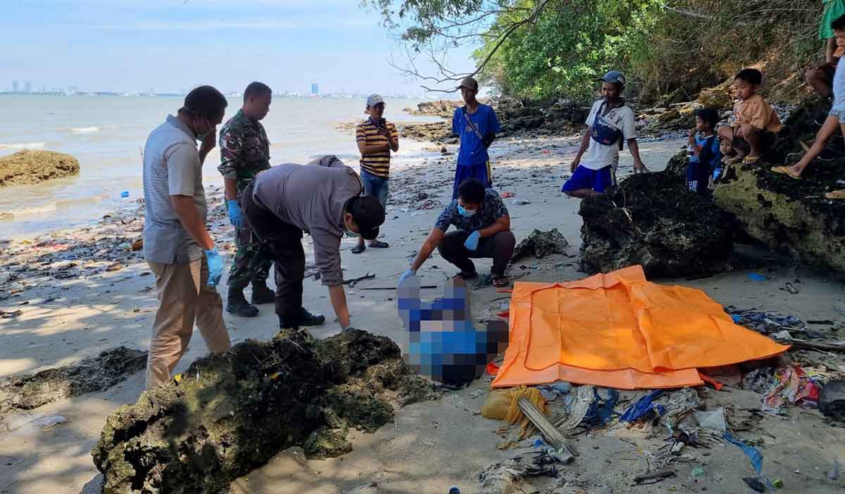 Mayat tanpa identitas yang ditemukan di bibir pantai dekat Jembatan Suramadu wilayah Bangkalan.
