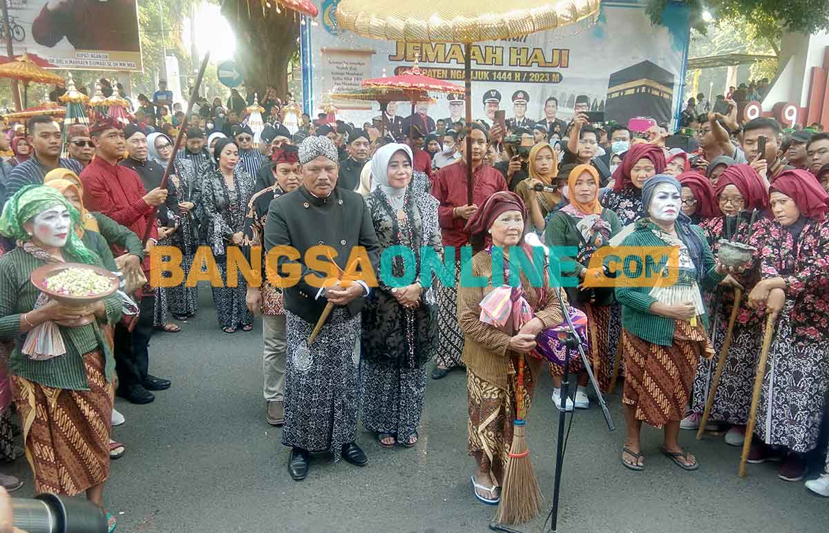 Bupati Nganjuk, Marhaen Djumadi, saat tiba di depan pintu pelataran pendopo sebelum memasuki kantor baru. Foto: BAMBANG DWI JULIANTO/BANGSAONLINE