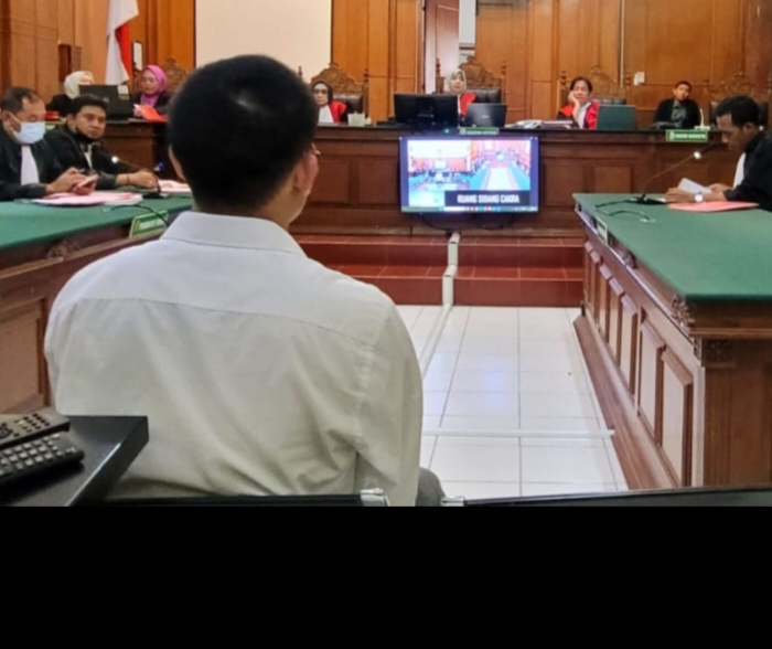 Terdakwa saat pembacaan pledoi di ruang sidang