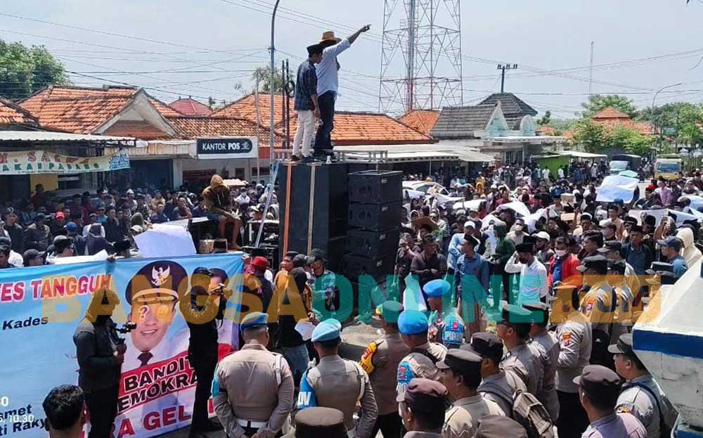 Ribuan warga yang tergabung dalam Aliansi Masyarakat Banyuates Tangguh (Alibata) saat menggelar demo di depan kantor Kecamatan Banyuates, Rabu (9/4/2025).
