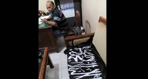 Bendera hitam bertuliskan lafal Arab berwarna putih mirip khas bendera gerakan radikal ISIS diamankan di Mapolsek Dawarblandong. FOTO: gunadhi/BangsaOnline.com