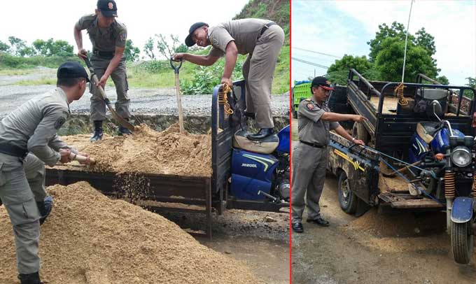 Petugas saat menyita kendaraan milki pelaku penambang ilegal
