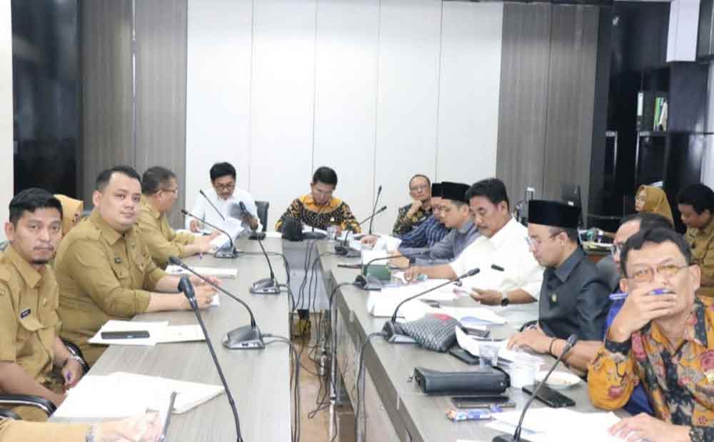 Komisi II DPRD Gresik saat menggelar hearing dengan BPPKAD. (Ist)