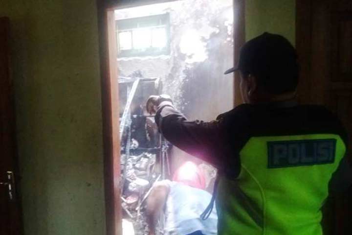 Petugas saat memeriksa gedung ATK yang terbakar. foto: arif kurniawan/ bangsaonline