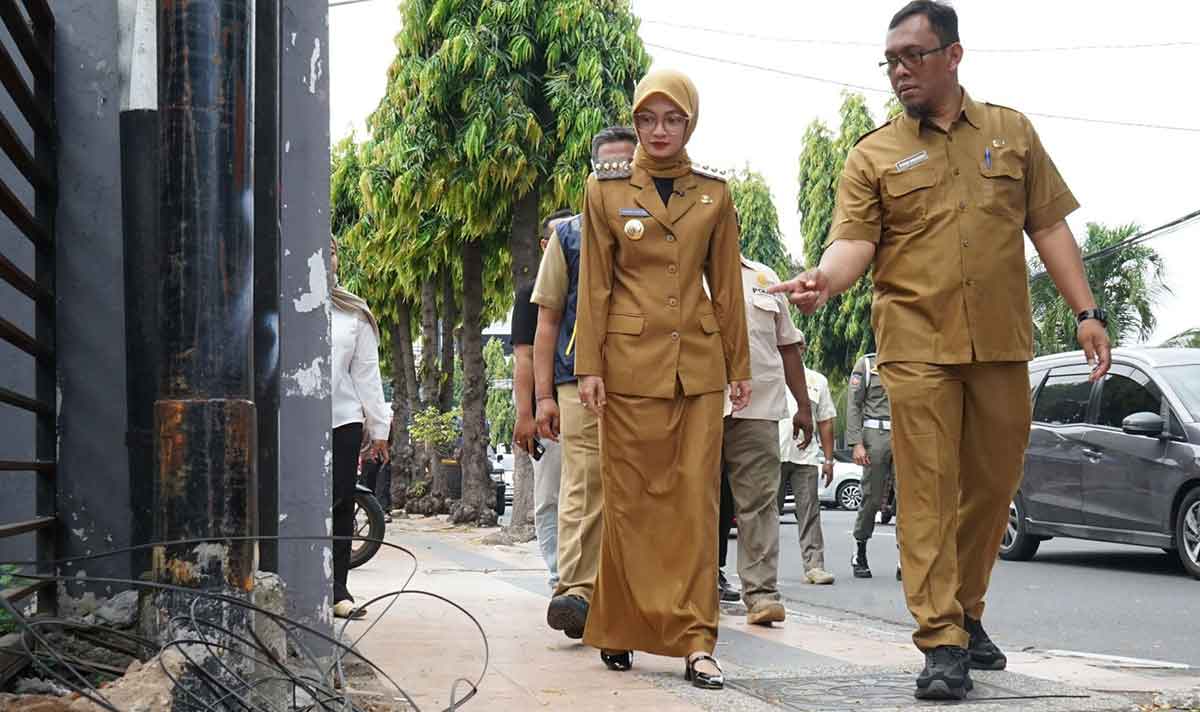 Wali Kota Kediri saat memantau langsung penindakan terhadap tiang dan kabel telekomunikasi di Jalan Brawijaya. Foto: Ist 