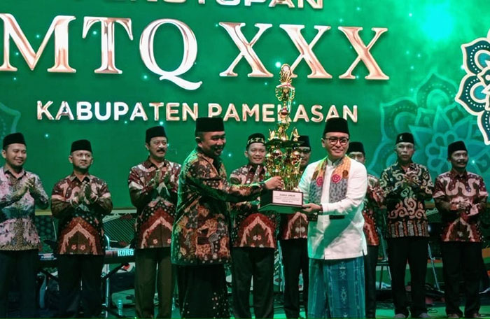 Bupati Pamekasan, Baddrut Tamam, saat menyerahkan hadiah bagi para juara MTQ XXX.