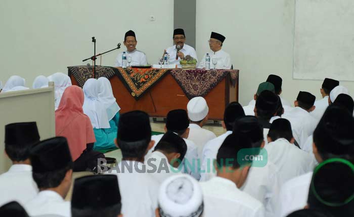 Cawagub DKI jakarta Djarot Syaiful Hidayat (tengah), KH Salahudin Wahid Pengasuh Ponpes Tebuireng (kiri), dan Ainur Rofiq (kanan) Kepala SMA Trensains Tebuireng di depan para santri, Kamis (11/11). foto: RONY SUHARTOMO/ BANGSAONLINE