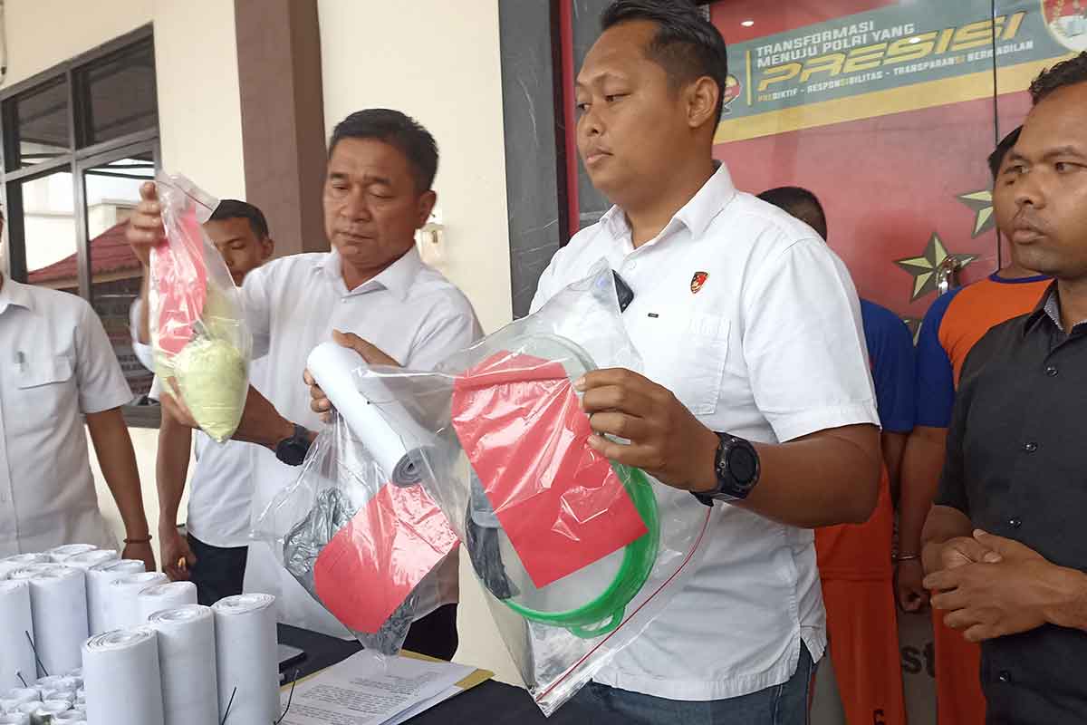 Petugas saat menunjukkan barang bukti bahan pembuat petasan di Polres Jombang, Senin (20/3/2023)
