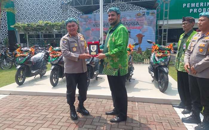 Hibahkan 200 Unit Motor Polisi RW, Wali Kota: Komitmen Pemkot ...