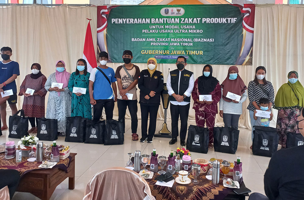 Gubernur Khofifah menyalurkan program zakat produktif bagi para pelaku usaha ultra mikro.