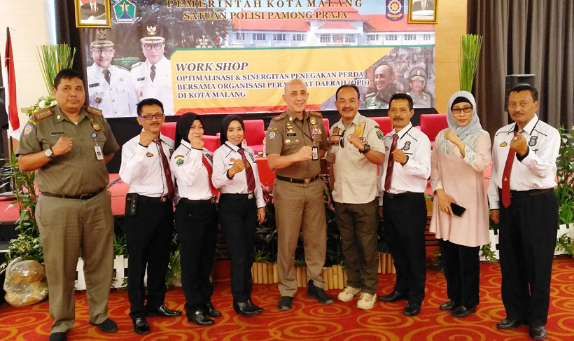 Dir Pol PP dan Linmas Kemendagri Dr. Arif Mulya E, didampingi Kasubdit PPNS Kemendagri Drs. Bimo Aryo Tejo, Kabid PPUD Bambang Irawan, dan PPNS Satpol PP Kota Malang usai workshop. foto: IWAN IRAWAN/ BANGSAONLINE