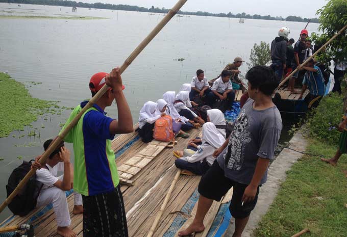 Perahu Jadi Andalan Transportasi Warga Rengel Saat Banjir