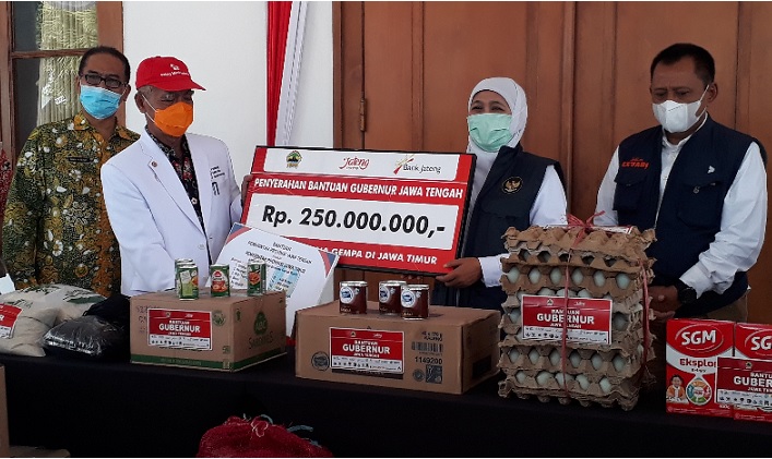 Gubernur Jatim Khofifah Indar Parawansa saat menerima bantuan. foto:Indra/BANGSAONLINE.com