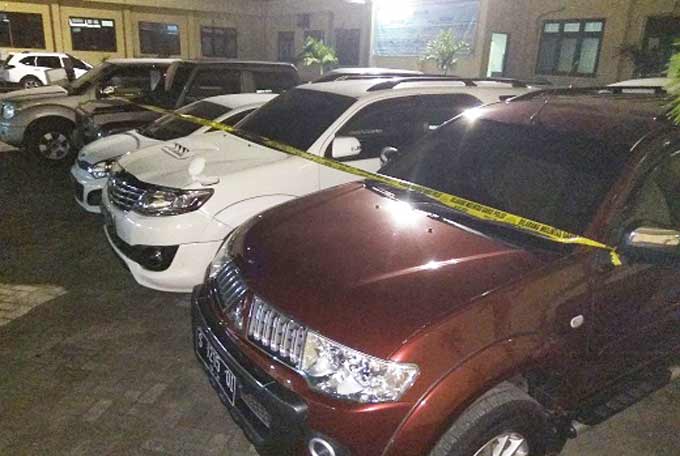 Belasan mobil yang diamankan KPK dari kasus gratifikasi di Mojokerto. 