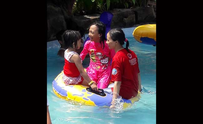 Wahana kolam renang Destinasi World di GKB. foto: syuhud/ BANGSAONLINE