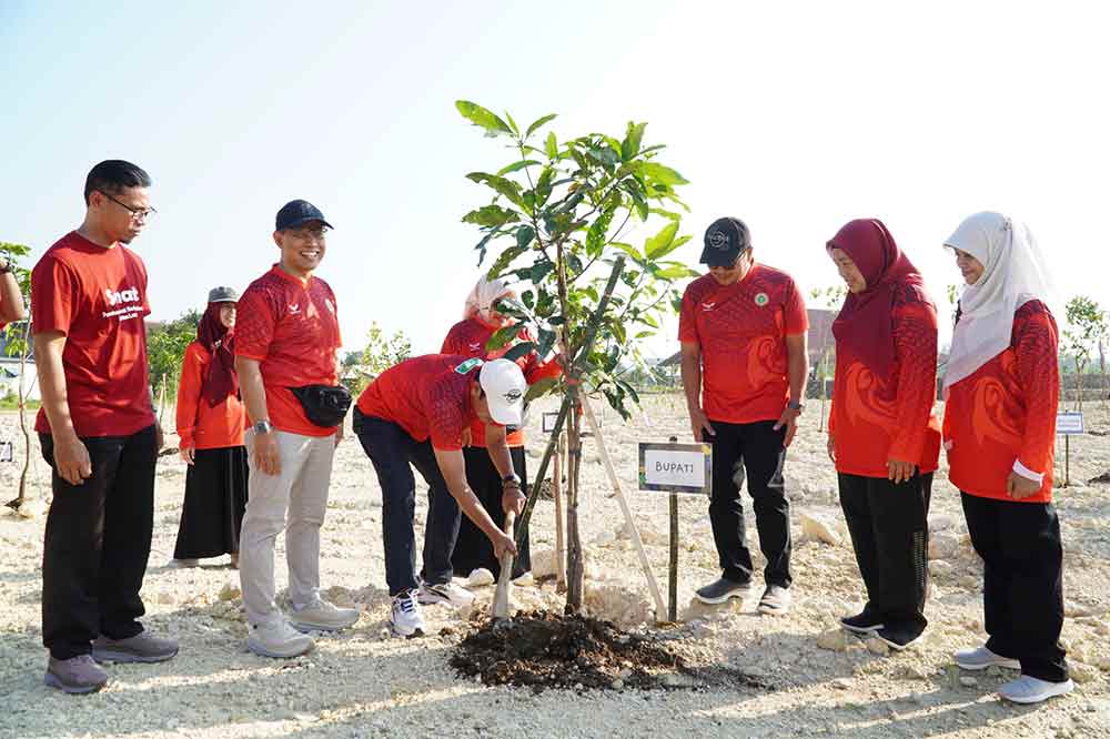 Proses penanaman pohon di Kagama Lamongan yang dilakukan oleh PPNI Lamongan dan dihadiri oleh Bupati Yuhronur Efendi. (Ist)