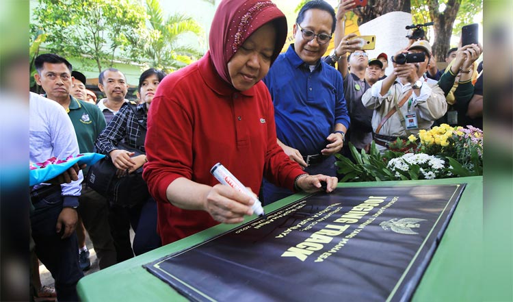Wali Kota Surabaya Tri Rismaharini menandatangani prasasti peresmian jogging track di KBS.