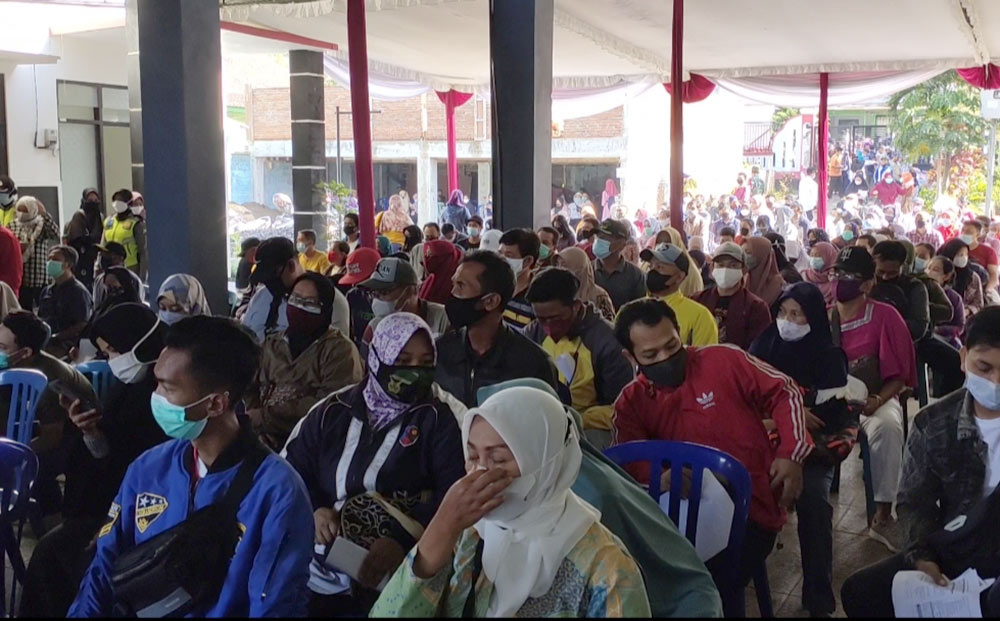 Peserta vaksinasi di Kantor Desa Asrikaton saat antre menunggu panggilan.