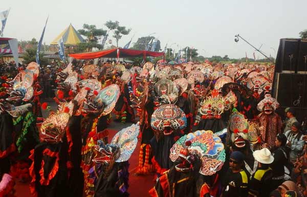Ribuan Barong saat unjuk kebolehan di kawasan Monumen Simpang Lima Gumul Kediri. (foto: dendi martoni/BANGSAONLINE)